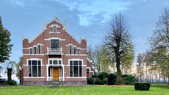 ‘Onder de Linde’ in Valthermond. Uitgeburgd, verhuisd van het Westen naar het Oosten van Nederland. Landhuis, kasteel, vrijstaand huis, buitengebied.