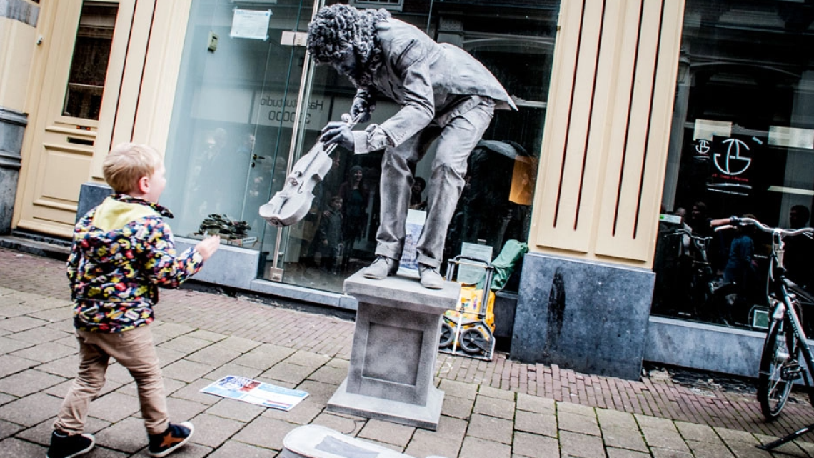 NK Living Statues Ede Naober Magazine