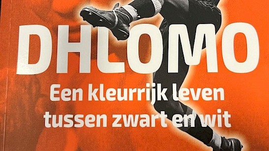 Darius Dhlomo is zowel Zuid-Afrikaan als Tukker, zowel voetballer als bokser als muzikant en politiek activist.