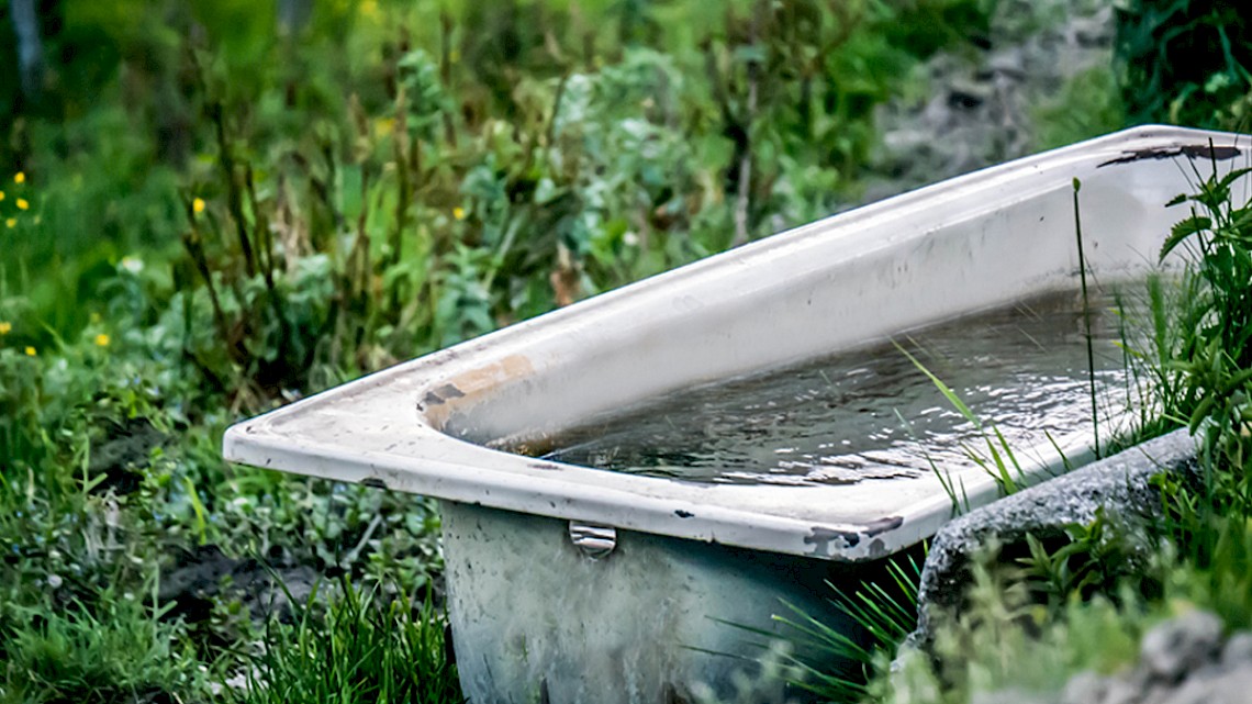 verlegen gek geworden Hou op Doo 't Zelf - Badkuip in de tuin - Naober Magazine