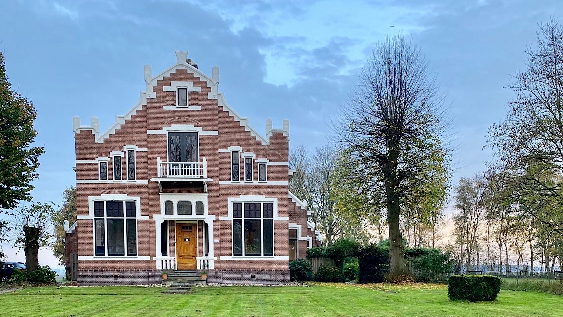 ‘Onder de Linde’ in Valthermond. Uitgeburgd, verhuisd van het Westen naar het Oosten van Nederland. Landhuis, kasteel, vrijstaand huis, buitengebied.